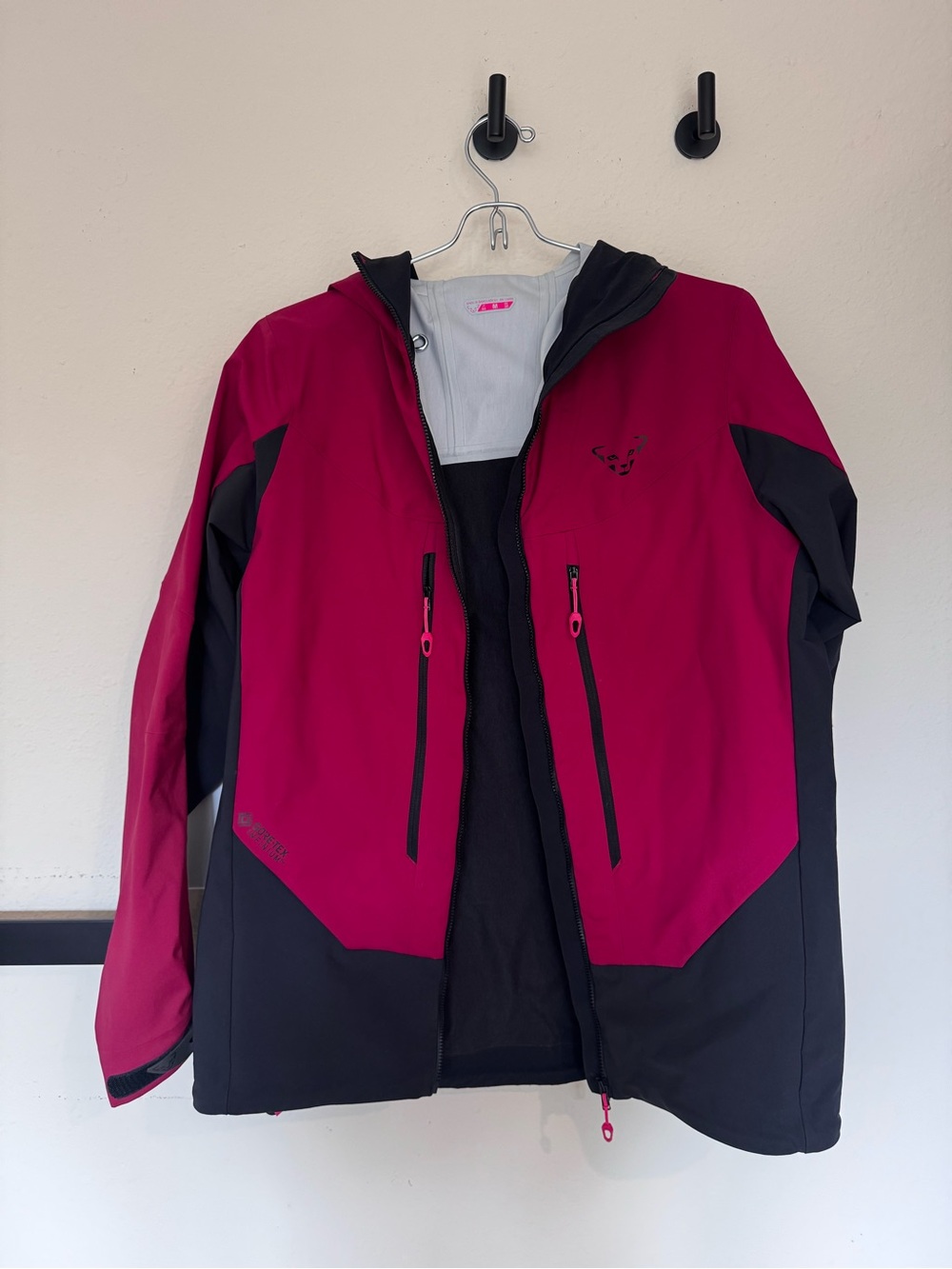 Dynamite Magenta and Black Ski/Snow Softshell Jacket
